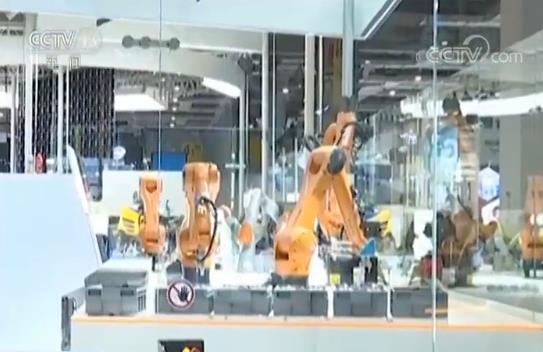 智能驅動未來 高端裝備展區(qū)機器人驚艷亮相，互聯(lián)網(wǎng)技術服務賦能產(chǎn)業(yè)升級